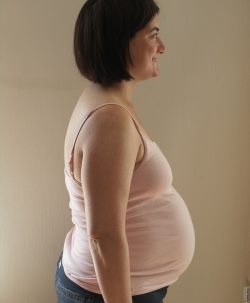 28 weeks pregnant belly