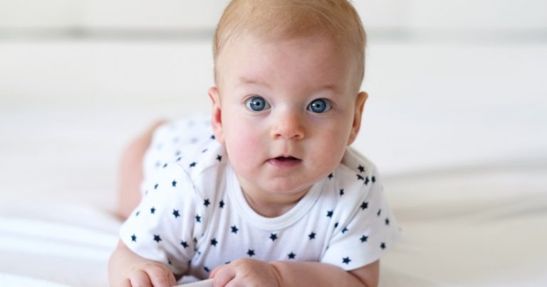 Read more about the article Your 4-Month-Old Baby: Development Milestones, Activities, Toys!