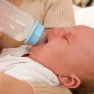 How To Get A Breastfed Baby To Take The Bottle in 7 Easy Steps
