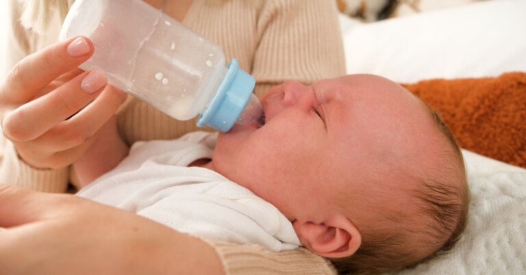 Read more about the article How To Get A Breastfed Baby To Take The Bottle in 7 Easy Steps