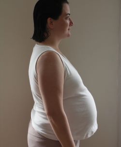 33 weeks pregnant belly