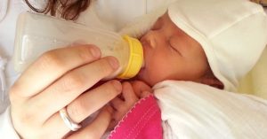 Read more about the article 10 Bottle Feeding Tips For Your Baby – Day & Night, Formula & Breast Milk