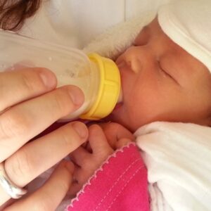 10 Bottle Feeding Tips For Your Baby – Day & Night, Formula & Breast Milk