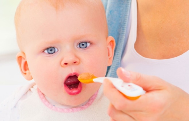 Read more about the article 9 Handy Tips for Introducing Solid Baby Food to Your Baby
