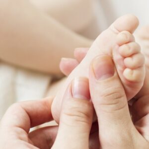 9 Helpful Baby Massage Tips and Research-based Benefits