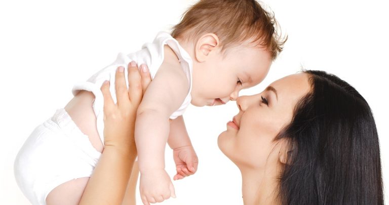 Read more about the article Attachment Parenting For Babies – Cuddle, Have Fun And Keep It Simple!