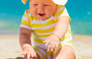 Read more about the article 10 Tips for a Wonderful (Sunny) Vacation with Your Baby!