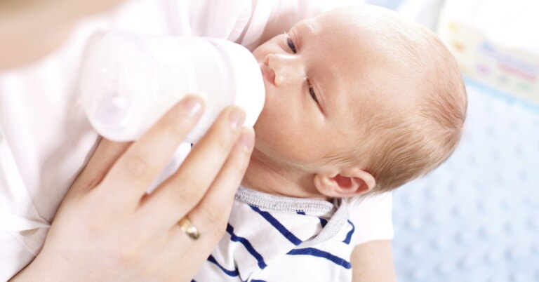 Read more about the article How to Soothe A Baby With Acid Reflux to Easy the Pain?