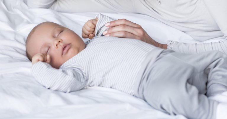 Read more about the article Poll: Who Attends to Your Baby at Night? +1000 Answers Now!