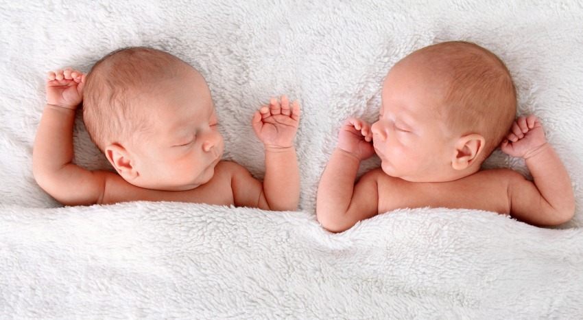 pasgeboren tweelingen die samen slapen