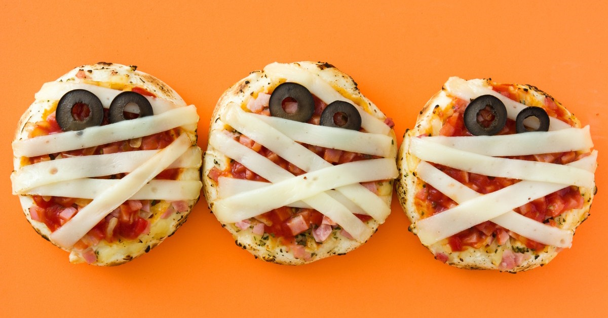 mummy muffin pizzas for halloween